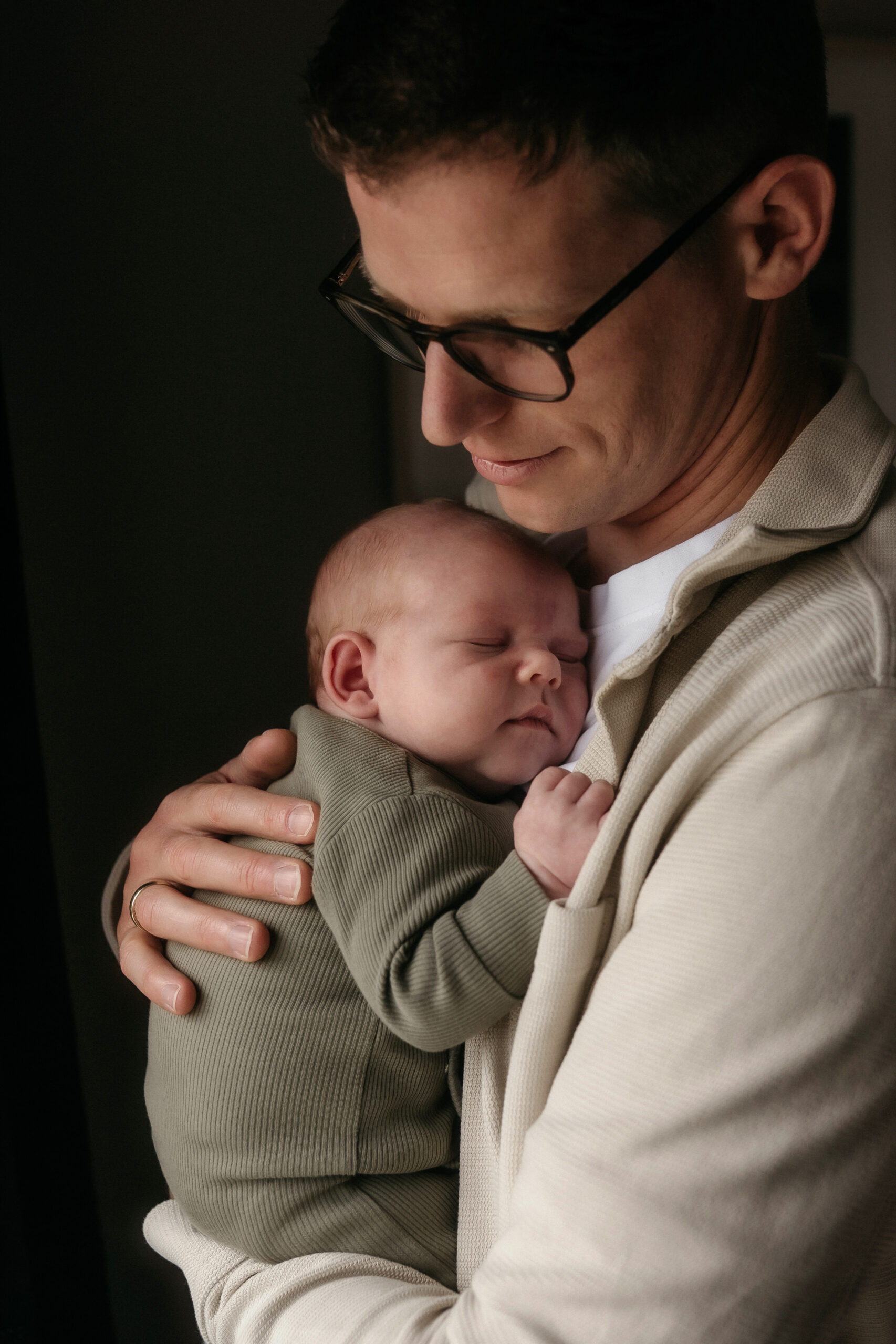 Vader en babyzoon tijdens newbornshoot in Assen, Drenthe